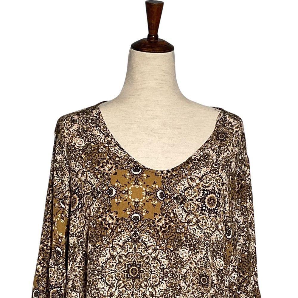 Elegant Women's Patterned Blouse - Picture 2 of 9